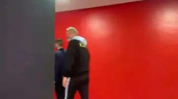 قبل مواجهة جامايكا.. مدرب الكونغو يغادر المؤتمر الصحفي بسبب إنذار حريق